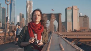 Bir köprü özellikli bir retro çekici fotoğrafçı