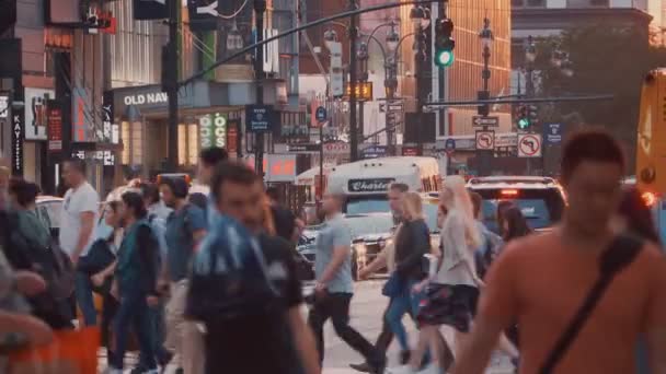 Persone Che Attraversano Strada New York — Video Stock