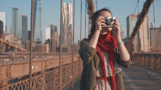 Attraktive Touristin Mit Retro Kamera Auf Einer Brücke — Stockvideo