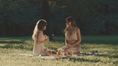 Yaz aylarında genç çekici kadın