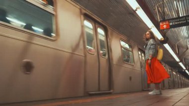 Metro İstasyonu genç kız