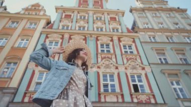 Bina tarafından şapkalı güzel kız