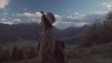 Dağlarda şapkalı bir genç yolcusu