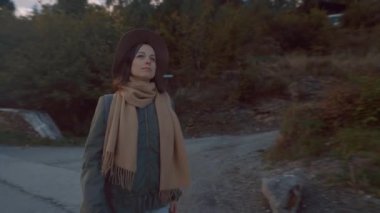 Avusturya dağlarında bir sırt çantası ile genç kadın