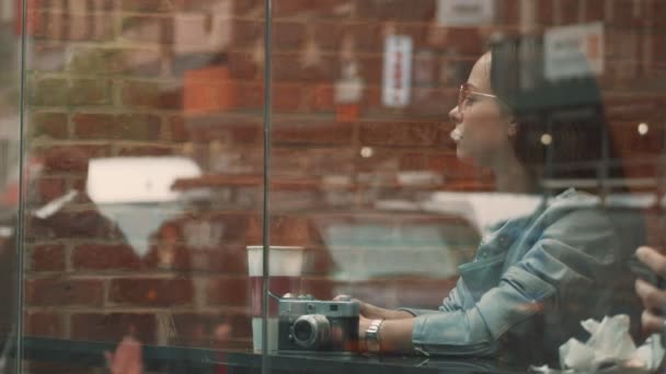 Mujer Joven Café — Vídeo de stock