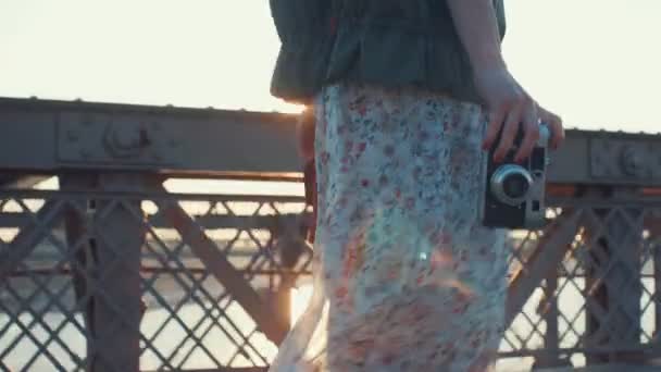 Jeune Fille Avec Une Caméra Sur Pont Brooklyn — Video