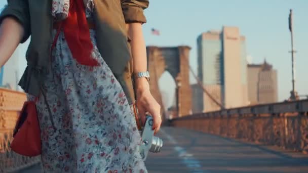 Chica Joven Con Una Cámara Retro Puente Brooklyn — Vídeos de Stock