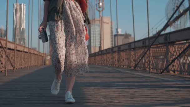 Chica Joven Vestido Puente Brooklyn — Vídeos de Stock