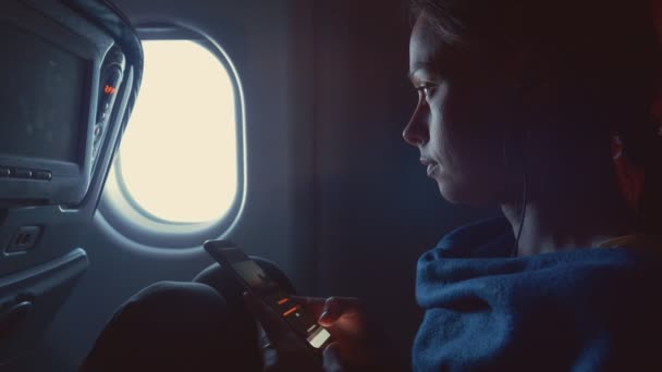 Attraktive Mädchen Tippen Nachricht Flugzeug — Stockvideo