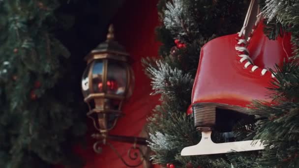 Kroon Van Kerstmis Met Schaatsen Deur Van Het Huis — Stockvideo
