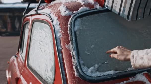 Pintura Dedo Humano Una Ventana Congelada Del Coche — Vídeo de stock