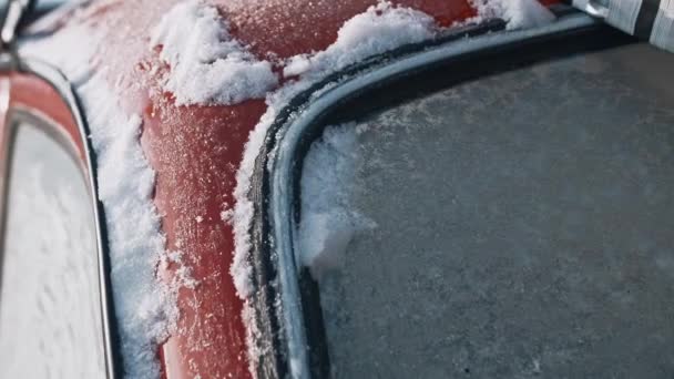 Menschliche Fingermalerei Auf Einem Gefrorenen Auto Nahaufnahme — Stockvideo