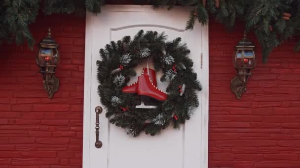 Kroon Van Kerstmis Deur Van Het Huis — Stockvideo