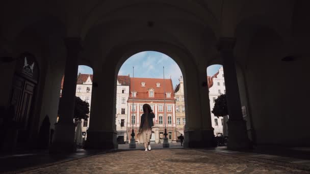 有吸引力的年轻女孩在欧洲城市 — 图库视频影像