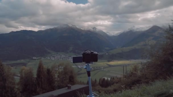 Câmera Tripé Fundo Das Montanhas Áustria — Vídeo de Stock