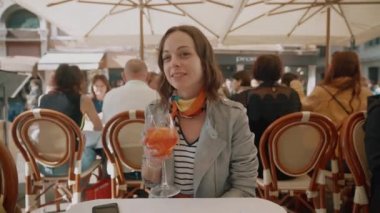 Aperol ile İtalyan bir kafede genç kız