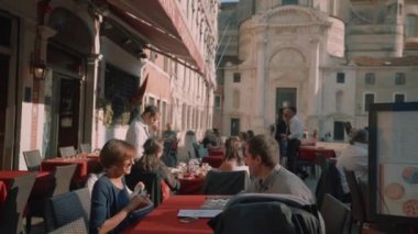 İnsanlar bir İtalyan restoranı. Venedik, Sonbahar, 2018