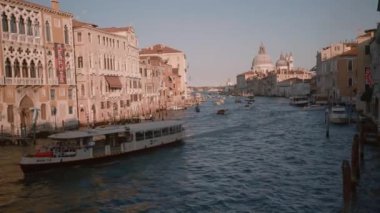 Venedik 'teki Grand Canal 'da yüzen tekneler