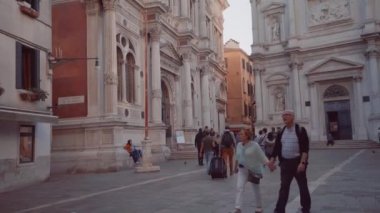 Italya sokaklarında yürüyen insanlar