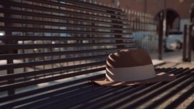 Kadın el tezgah bir şapka alır