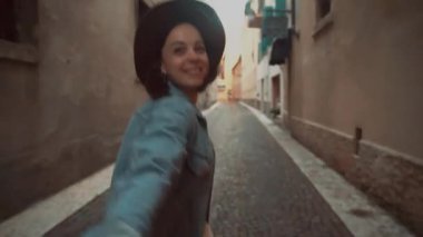 Çekici gülümseyen kız Avrupa 'da bir adam yol açar