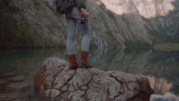 Mujer Joven Con Sombrero Junto Lago — Vídeos de Stock