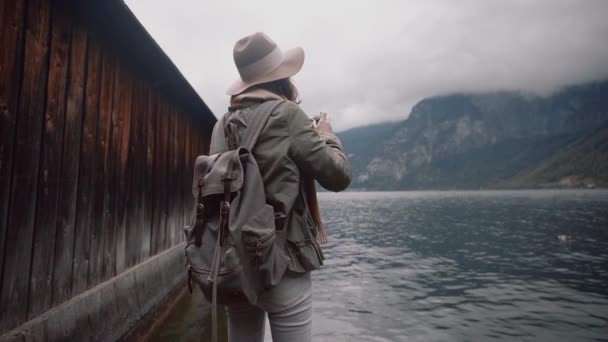 Giovane Ragazza Con Una Fotocamera Retrò Presso Lago — Video Stock