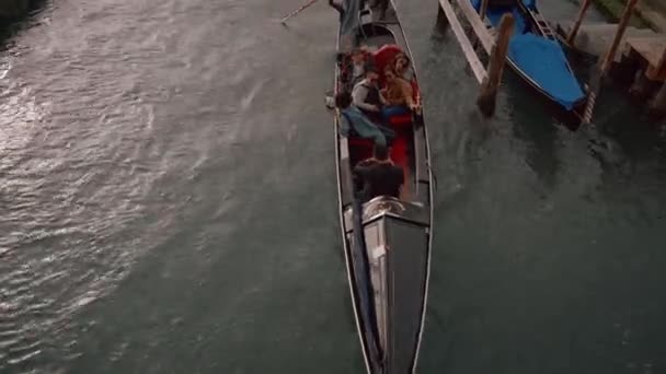 在平底船上的游客 意大利 2018年秋季 — 图库视频影像