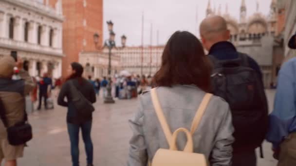 Junges Mädchen Auf Der Piazza San Marco Italien — Stockvideo