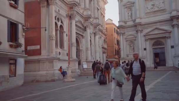 Italya Sokaklarında Yürüyen Insanlar — Stok video