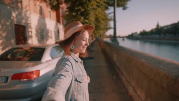 Atraktivní Usměvavá Dívka Vede Muže Italské Ulici — Stock video