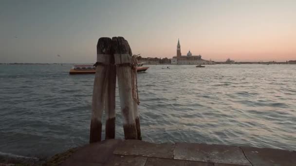 Βάρκα Στο Φόντο Της Εκκλησίας Στη Βενετία — Αρχείο Βίντεο