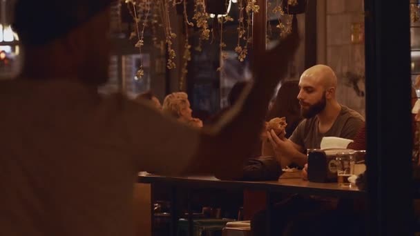 Menschen Einem Café Polen Abend — Stockvideo