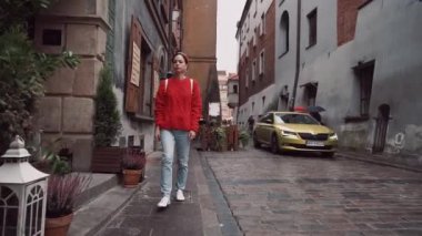 Polonya kırmızı kazaklı genç kız