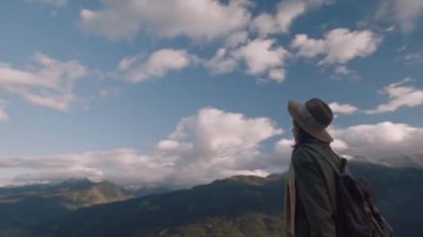 Genç kız Highlands seyahat