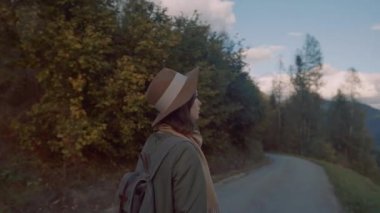 Dağlarda genç yolcusu