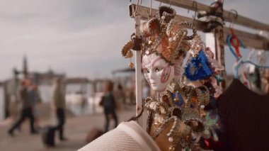 Italya 'da sokakta Venedik maskeleri