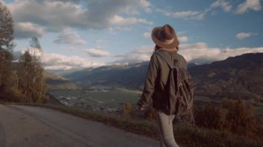 Saalbach bir sırt çantası ile genç kız