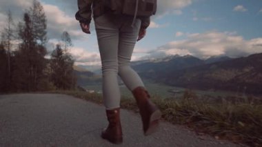 Saalbach Avusturya 'da bir sırt çantası ile genç kız