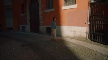 Italya 'da uzun bir etek çekici mutlu kız
