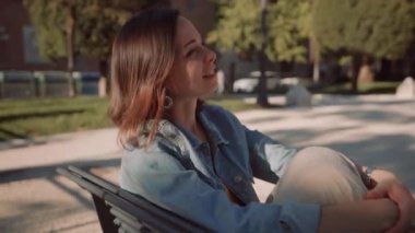 Güneşli bir günde bir bankta genç kız