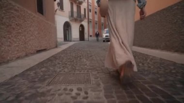 Italyan sokakta yürüyen genç kız