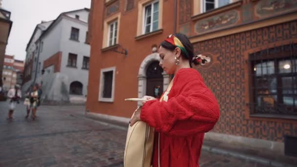 ポーランドでバックパックを持つ少女 — ストック動画