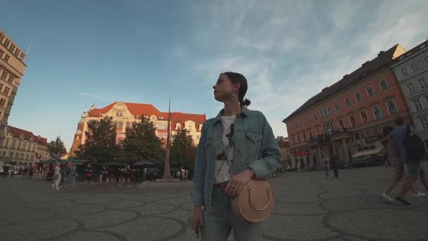 Polonya Meydanında Genç Kız — Stok video