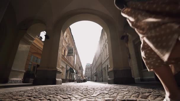 一个在欧洲阳光明媚的街道上奔跑的女孩 — 图库视频影像