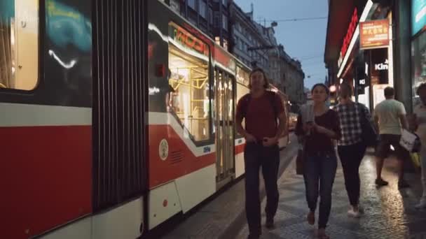 Persone Alla Stazione Del Tram Praga — Video Stock