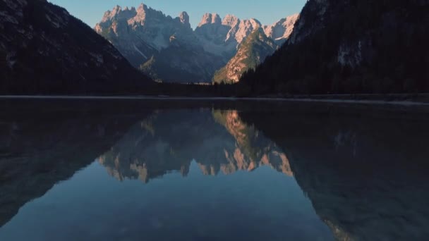 Βουνό Θέα Στη Λίμνη Από Ψηλά — Αρχείο Βίντεο