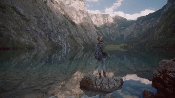 Mladá Dívka Retro Kamerou Obersee Německo — Stock video