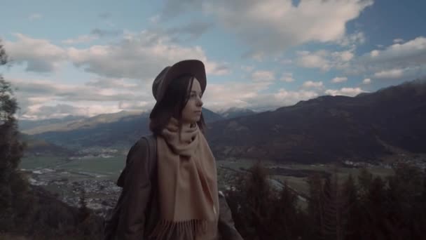山中のバックパックと魅力的な女の子 — ストック動画