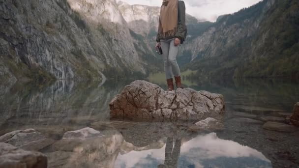 Atractivo Fotógrafo Con Una Cámara Retro Junto Lago — Vídeo de stock